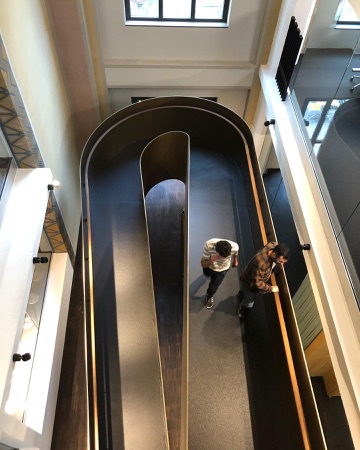 Treppenhäuser, Handläufe aus Metall · Stadthalle — Burkhalter Sumi Architekten