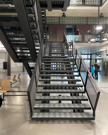 Treppenhäuser, Handläufe aus Beton, Metall · Research Building GLC, ETH Zurich — Boltshauser Architekten