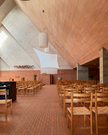 Stützen, Decken aus Beton, Holz · Reformierte Kirche Effretikon — Ernst Gisel