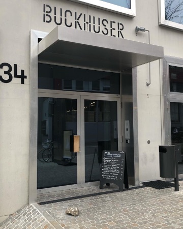 Türen, Eingänge aus Beton, Metall · Deacorny Building — E2A