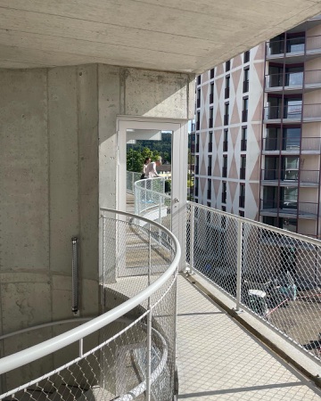 Türen, Handläufe aus Beton, Metall · Hobelwerk, Haus D — Pascal Flammer