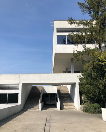 Fassaden, Treppenhäuser aus Beton, Glas · Kantonsschule Freudenberg — Jacques Schader