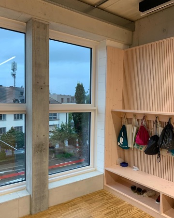 Fenster, Stützen aus Beton, Holz · Schulanlage Guggach III — Weyell Zipse Architekten