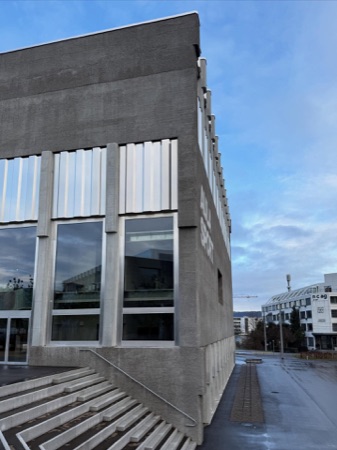 Fassaden, Treppenhäuser aus Beton, Metall · Kantonsschule Limmattal, Erweiterungsneubauten — penzisbettini Architekten