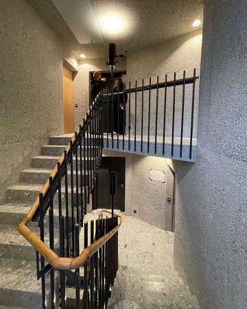 Treppenhäuser, Handläufe aus Beton, Metall · Apartment Building Hofackerstrasse — EMI Architekten