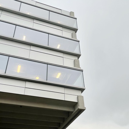 Fassaden, Fenster aus Beton, Metall · SRF News & Sport broadcasting building — Penzel Valier