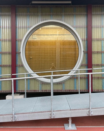 Fassaden, Fenster aus Beton, Metall · Provisorische Sporthalle Kantonsschule Freudenberg — pool Architekten