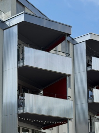 Fassaden, Handläufe aus Metall, Verputz · Wohnsiedlung Im Sihltal — Roider Giovanoli Architekten