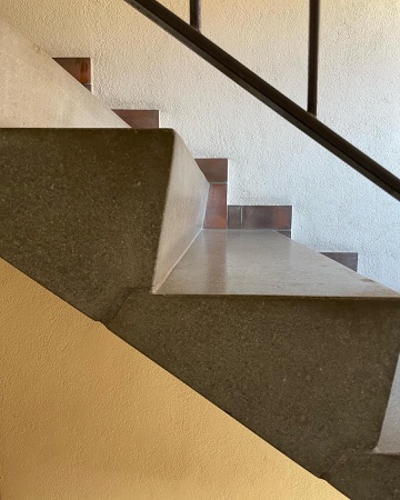 Treppenhäuser, Handläufe aus Metall, Verputz · Atelierhaus, Baugenossenschaft Maler und Bildhauer Zürich — Ernst Gisel