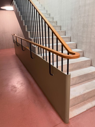 Treppenhäuser, Handläufe aus Beton, Holz · Wohnsiedlung Frohalp Zürich — Zimmermann Sutter Architekten