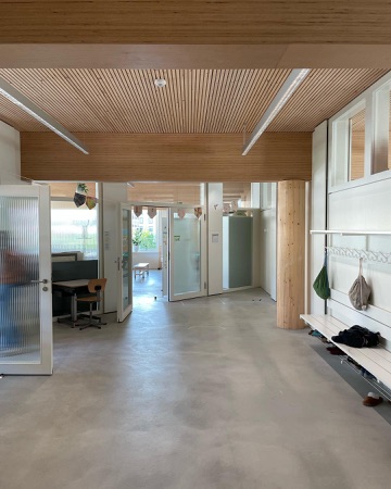 Türen, Stützen aus Beton, Holz · Schulanlage Allmend — Studio Burkhardt
