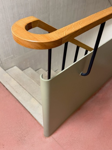 Handläufe aus Holz, Metall · Wohnsiedlung Frohalp Zürich — Zimmermann Sutter Architekten