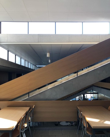 Treppenhäuser, Fenster aus Beton, Holz · Kantonsschule Freudenberg — Jacques Schader