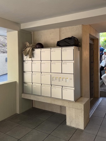 Eingänge aus Beton, Metall · Breitensteinstrasse — EMI Architekten