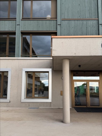 Eingänge, Stützen aus Beton, Holz · Schulhaus Nägelimoos — Galli Rudolf Architekten