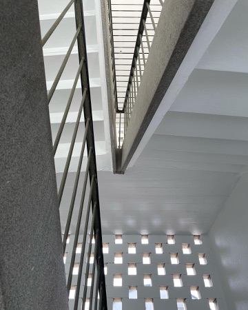 Treppenhäuser, Handläufe aus Metall, Backstein · Greifenseestrasse 60