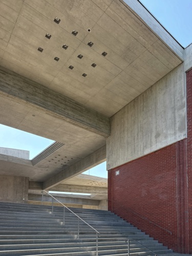 Treppenhäuser, Handläufe aus Beton, Metall · Schulanlage Schauenberg — Adrian Streich Architekten