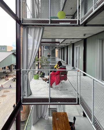 Handläufe, Balkone aus Beton, Metall · Hobelwerk, Haus E — Ramser Schmid Architekten