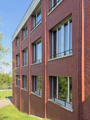 Fassaden, Fenster aus Backstein · Schulanlage Schauenberg — Adrian Streich Architekten
