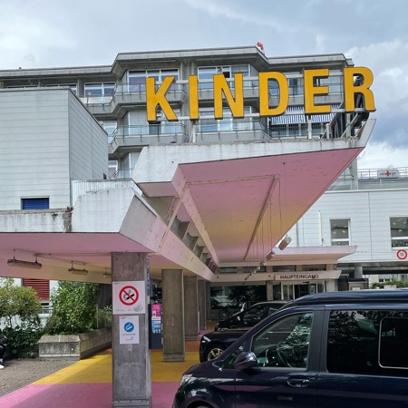 Eingänge, Stützen aus Beton, Glas · Kinderspital — Rudolf & Peter Steiger