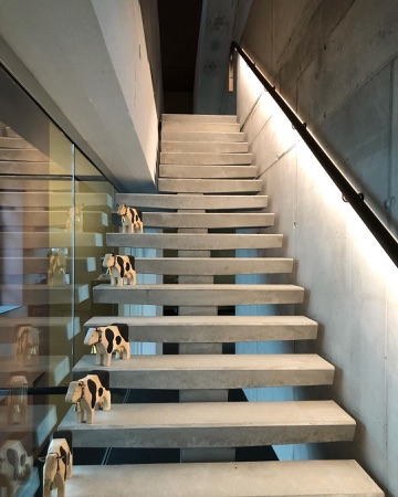 Treppenhäuser, Handläufe aus Beton, Metall · Stadthalle — Burkhalter Sumi Architekten