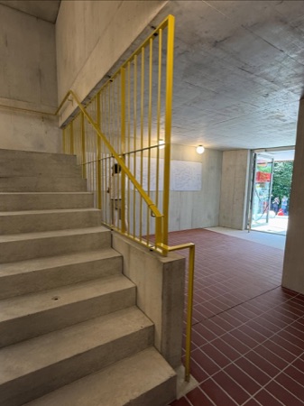 Treppenhäuser, Handläufe aus Beton, Metall · Wohnhaus Auwiesenstrasse — Adrian Streich Architekten