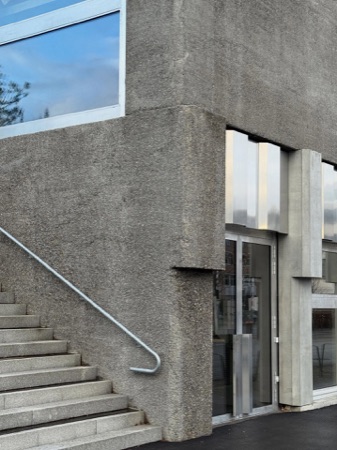 Treppenhäuser, Handläufe aus Beton, Metall · Kantonsschule Limmattal, Erweiterungsneubauten — penzisbettini Architekten