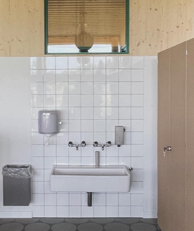 Fenster, Bäder aus Metall, Glas · Guggach III, Kindergarten — Donet Schäfer Reimer Architekten