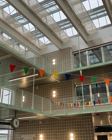 Fenster, Handläufe aus Metall, Glas · Schulanlage Guggach III — Weyell Zipse Architekten