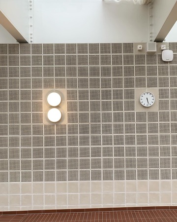 Decken aus Metall, Keramik · Schulanlage Guggach III — Weyell Zipse Architekten