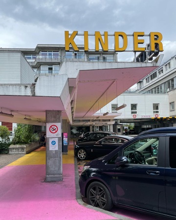 Eingänge, Stützen aus Beton, Glas · Kinderspital — Rudolf & Peter Steiger