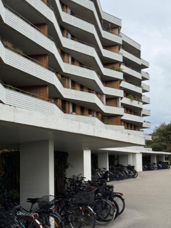 Fassaden, Balkone aus Beton, Holz · Wohnüberbauung Zellweger-Areal — Gigon / Guyer