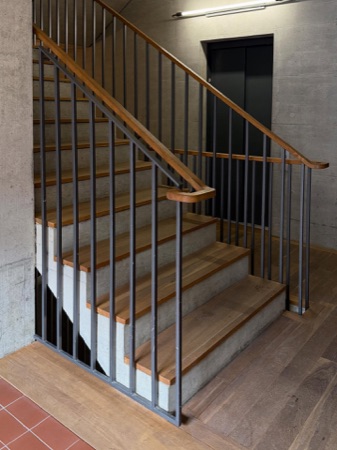 Treppenhäuser, Handläufe aus Beton, Holz · Wohnüberbauung Maiengasse — Esch Sintzel Architekten