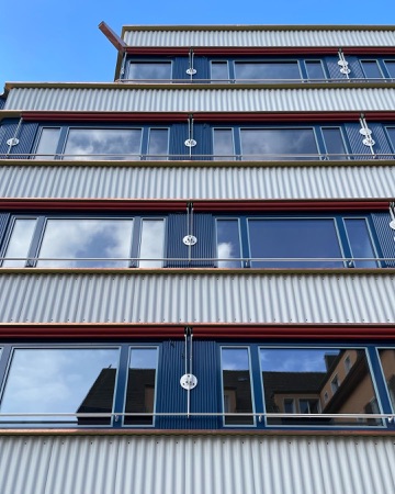 Fassaden, Fenster aus Metall, Glas · Alterswohnen Waffenplatzstrasse 18 — Loeliger Strub Architektur