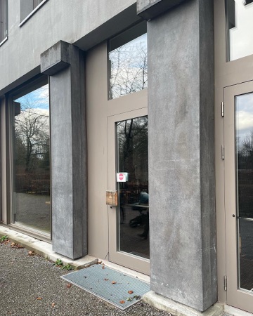 Türen, Eingänge aus Beton, Metall · Hotelfachschule Belvoirpark — Peter Märkli