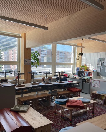 Fenster, Stützen aus Holz, Glas · Schulanlage Allmend — Studio Burkhardt