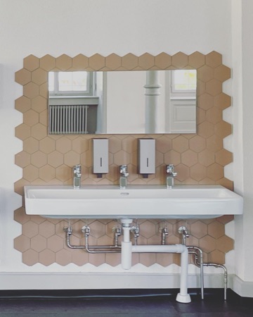 Bäder aus Metall, Keramik · Schulhaus Wasserwerkstrasse — Mentha Walther Architekten