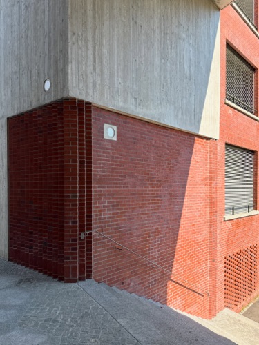Fassaden, Handläufe aus Beton, Backstein · Schulanlage Schauenberg — Adrian Streich Architekten