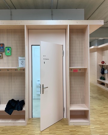 Türen aus Beton, Holz · Schulanlage Guggach III — Weyell Zipse Architekten