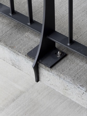 Handläufe aus Beton, Metall · Wohnensemble — Studio Gugger
