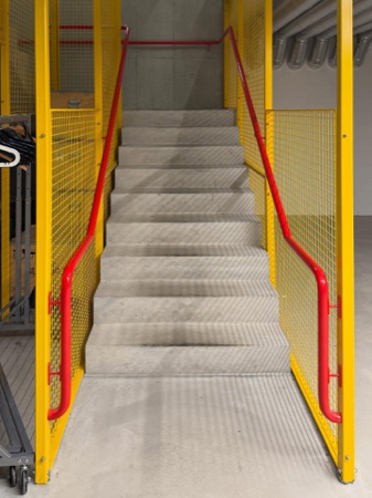 Treppenhäuser, Handläufe aus Beton, Metall · Office and Commercial Building Binzstrasse — EM2N