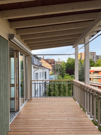 Handläufe, Balkone aus Holz, Metall · Neubau Römerstrasse — BDE Architekten