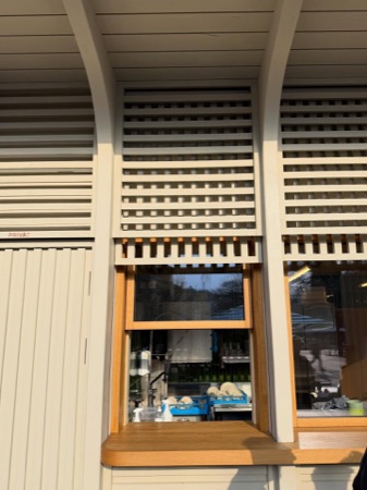 Fassaden, Fenster aus Holz, Glas · Ersatzneubau Kiosk Stadthausanlage — Schmid Ziörjen Architektenkollektiv