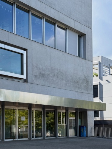 Fassaden, Eingänge aus Beton, Metall · Campus Moos — E2A