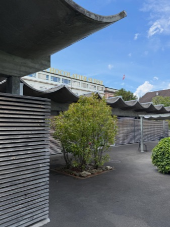 Fassaden, Vordächer aus Beton, Holz · Seebad Kilchberg — Hornberger Architekten