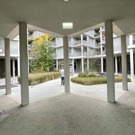 Balkone, Stützen aus Beton, Backstein · Wohnungen am Rietpark — E2A