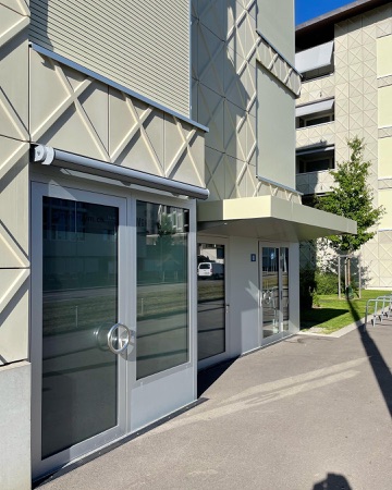 Türen, Eingänge aus Glas, Keramik · Wohnsiedlung Schwamendinger-Dreieck, Baufeld A — BS+EMI Architektenpartner