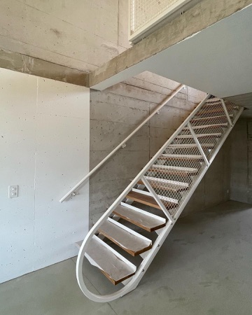 Treppenhäuser, Handläufe aus Beton, Holz · Guggach III — Donet Schäfer Reimer Architekten
