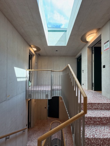 Treppenhäuser, Handläufe aus Beton, Holz · Wohnhaus Farby — Lüdi & Müntener Architektur