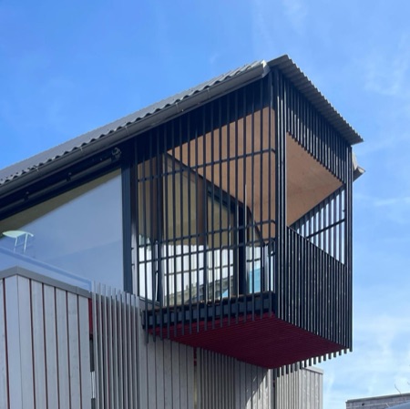 Fassaden, Balkone aus Holz, Metall · Atelierhouse — Burkhalter Sumi Architekten